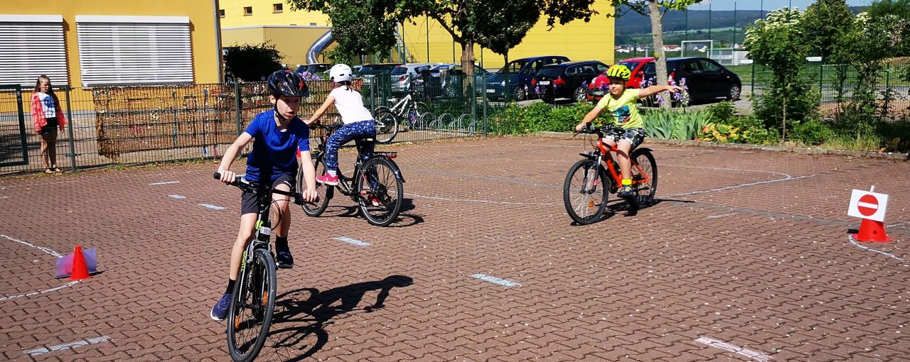 Fahrradprüfung der Montessori - Viertklässler